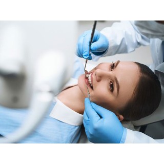 Completa higiene bucal con revisión y diagnóstico o blanqueamiento dental