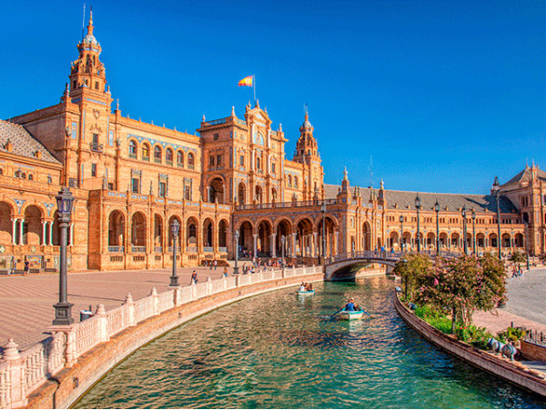 Sevilla: Vuelo desde Gran Canaria + hotel + actividad